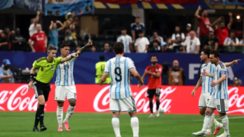 شيرر يفضح تناقض حكم موقعة مصر والأرجنتين في كأس العالم 2026