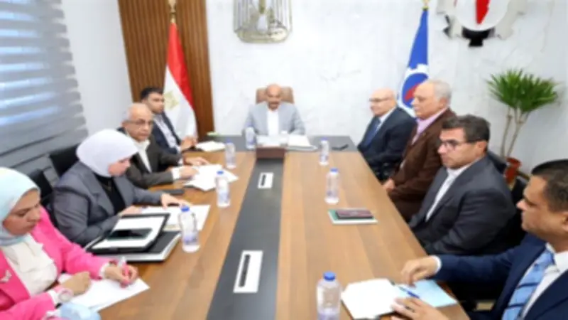 محافظ السويس يبحث خطط توسعات الشركة العربية للزجاج الدوائي