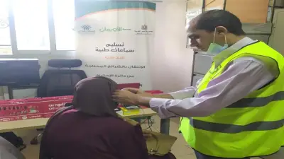 توزيع 11 سماعة طبية على ذوي الهمم في قرى قنا الأكثر احتياجاً