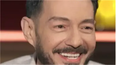 مفاجأة على الهواء.. أحمد زاهر يتلقى هدية احتفالاً باستقبال أول حفيدة