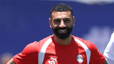 فيديو طريف لإعلامية مصرية تختطف شقيقة محمد صلاح قبل مواجهة أستراليا