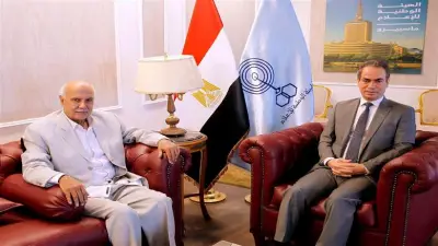 جمال بخيت يهدي ماسبيرو نسخة مصورة من أشعاره للبث التلفزيوني