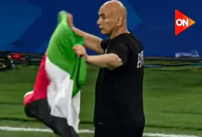 حسام حسن يرفع علم فلسطين بعد تأهل مصر لدور الـ16 بكأس العالم