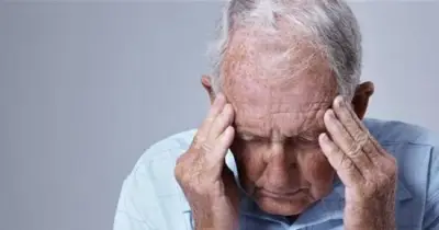 هل العامل الجيني هو السبب الأساسي في الإصابة بالزهايمر؟ أستاذ طب نفسي يجيب