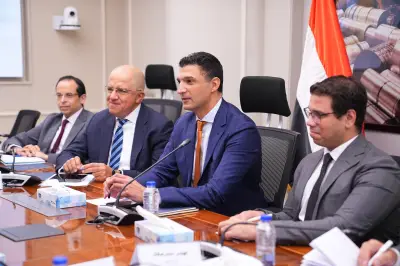 تنسيق مشترك بين الصناعة والعمل لدعم الاستثمار وتعميق الإنتاج المحلي