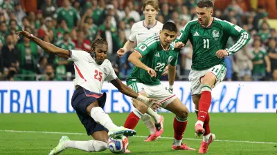 إصابة خطيرة لنجم المكسيك سانتياجو خيمينيز في مباراة إنجلترا بكأس العالم