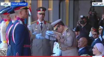 الرئيس السيسي يسلم علم القوات المسلحة لرفعه على مقر القيادة الاستراتيجية
