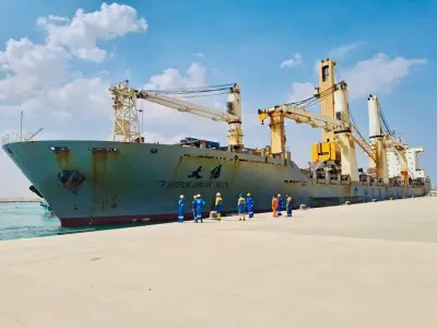 ميناء السخنة يستقبل سفينة عملاقة على متنها ونش ضخم