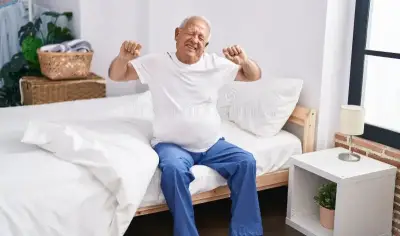 لماذا يستيقظ كبار السن مبكرا؟ خبراء النوم يجيبون