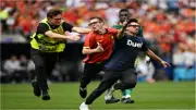 اقتحام 3 مشجعين لأرض الملعب يوقف مباراة السنغال وبلجيكا في كأس العالم
