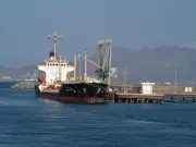 البحرية البريطانية: مسلحون مجهولون استهدفوا سفينة شحن قبالة الحديدة اليمنية