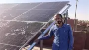 مواطن في المنيا يؤسس محطة طاقة شمسية فوق منزله ويوفر فواتير الكهرباء