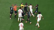 اشتباكات بين لاعبي المغرب وكندا وطوفان من الإنذارات في الشوط الأول