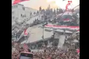 أهالي غزة يحولون الأنقاض إلى مدرجات لمشاهدة مباراة مصر والأرجنتين