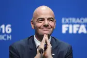 إنفانتينو يرفع علم مصر في المدرجات بعد الهجوم عليه عقب مباراة الفراعنة ضد الأرجنتين
