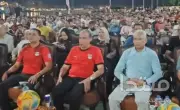 محافظ المنيا يشجع منتخب مصر أمام أستراليا مرتدياً قميص الفراعنة