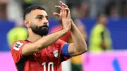 محمد صلاح مازحاً: حسام حسن يضرب اللاعبين بين شوطي المباريات