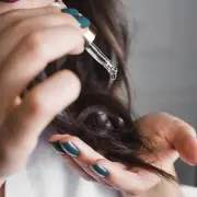 مكونات طبيعية تحمي شعرك قبل النزول للبحر في المصيف