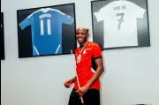 أوسيمين يرتدي قميص محمد صلاح قبل مواجهة مصر وأستراليا