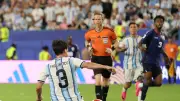 خطأ تحكيمي فادح يثير اتهامات بمجاملة الأرجنتين في كأس العالم