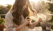 بديل آمن للعطور التقليدية: اصنعي معطر شعرك بنفسك