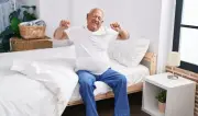 لماذا يستيقظ كبار السن مبكرا؟ خبراء النوم يجيبون